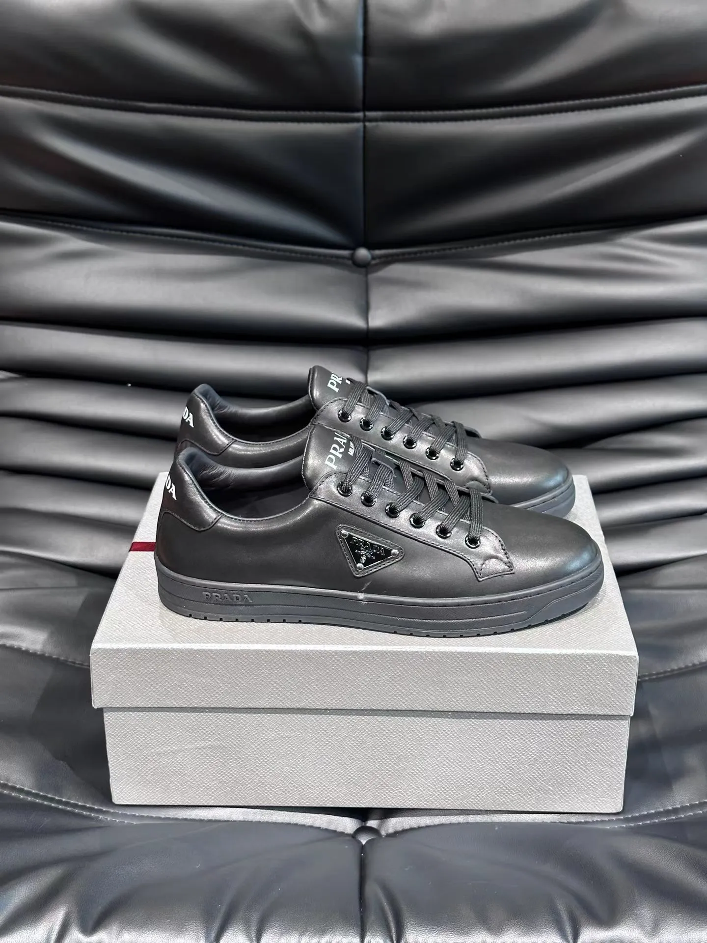 P380 Yuan 38-45 Prada Prada’s new men’s leather sports shoes, the highest version on the market, any comparison is welcome🆚! The original leather has excellent texture and is super high-end! Fetal sheep net lining imported from Italy, removable pad! Luxurious materials and fine workmanship, highly recommended!
